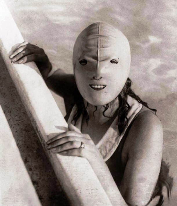 Femeie purtand o masca de inot, 1920