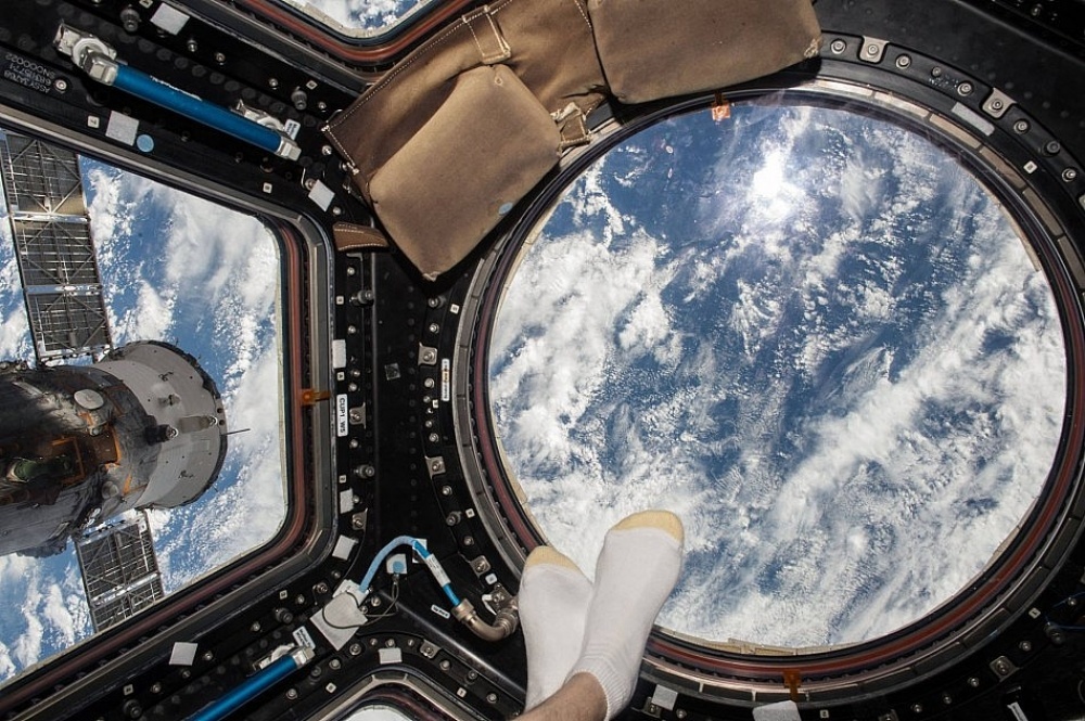 Un astronaut din Statia Spatiala Internationala ne arata cum sa faci poze la picioare pe plaja